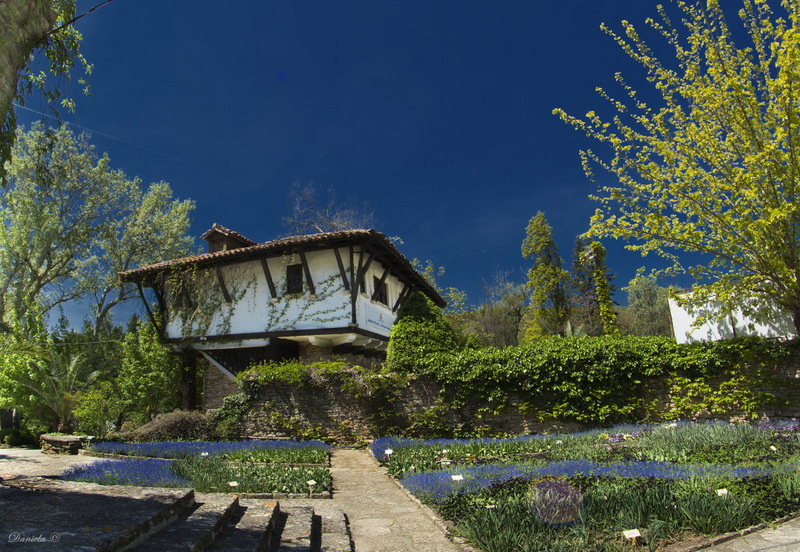 Lângă Fântâna de argint – Grădinile Castelului Regal de la Balcic